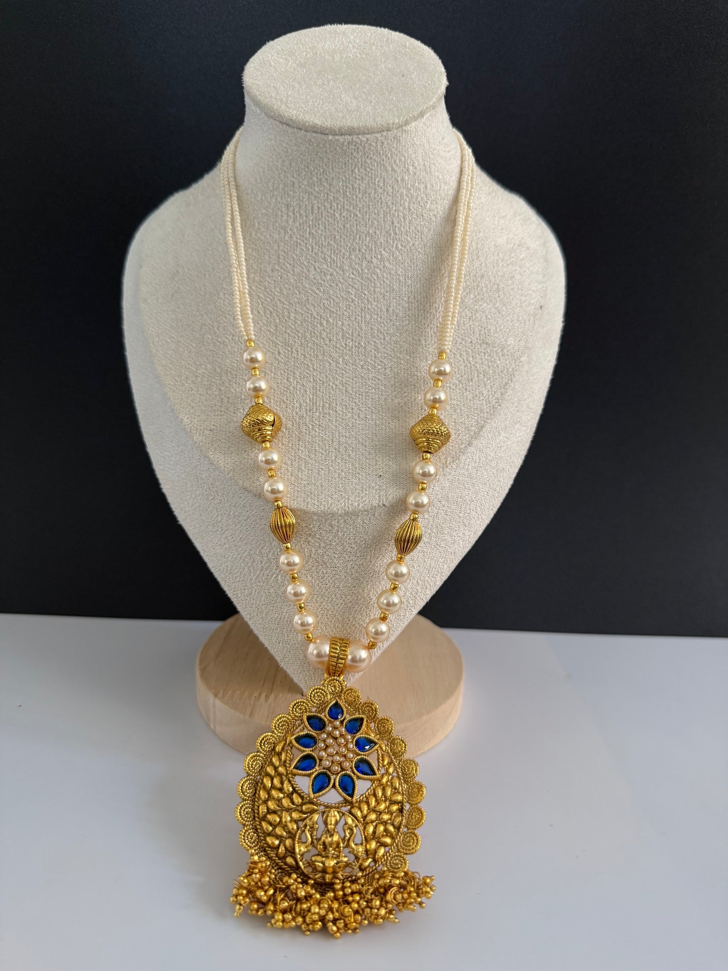Long partywear pendant set with pearl